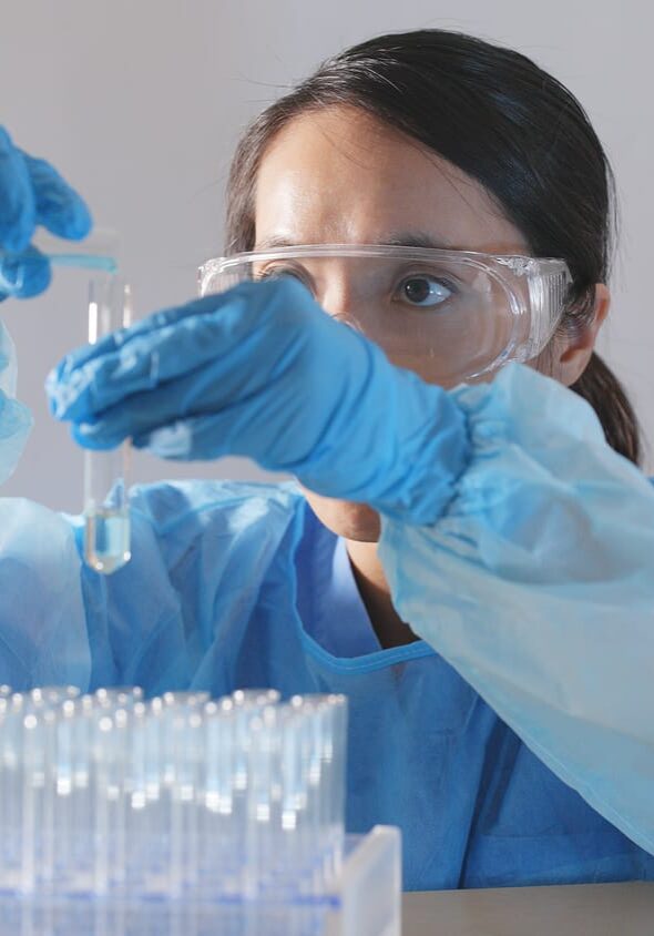 77720396_lab-technician-performs-medical-tests 77720396_lab-technician-performs-medical-tests